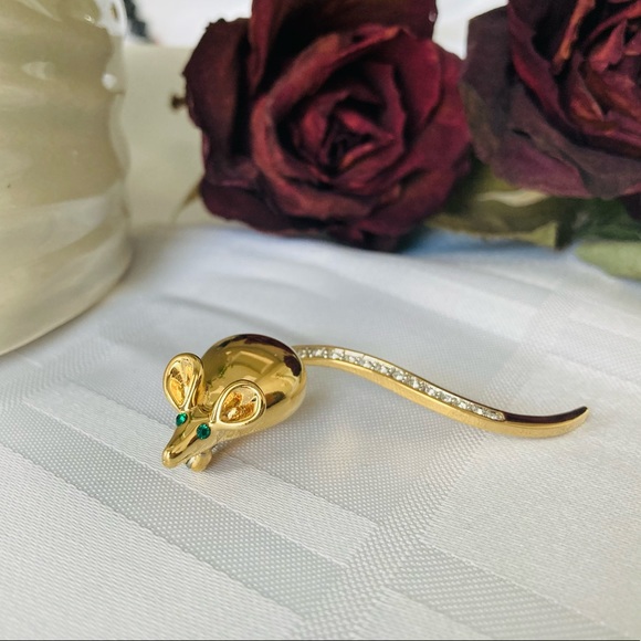 Vintage Butler signed mouse with a swinging tail brooch.Emerald green st… - Picture 5 of 11